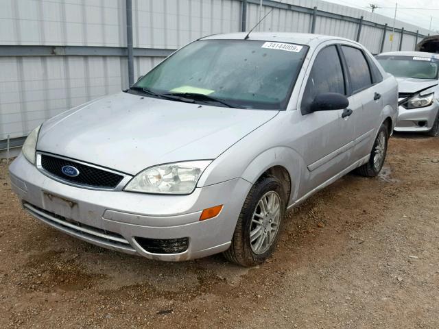 1FAFP34N26W190926 - 2006 FORD FOCUS ZX4 SILVER photo 2