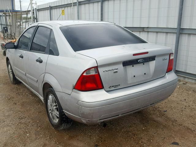 1FAFP34N26W190926 - 2006 FORD FOCUS ZX4 SILVER photo 3