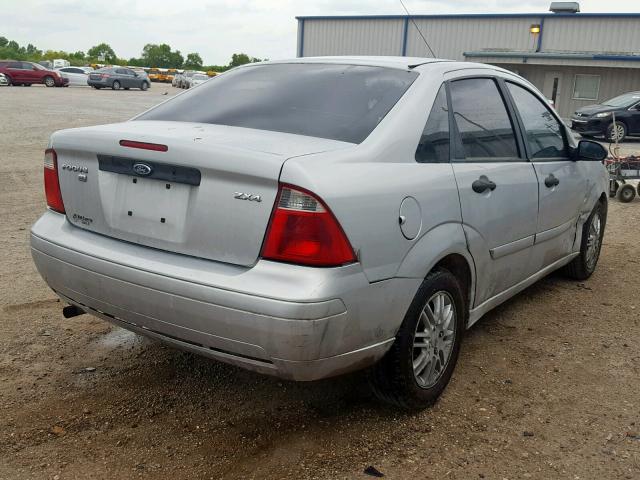 1FAFP34N26W190926 - 2006 FORD FOCUS ZX4 SILVER photo 4