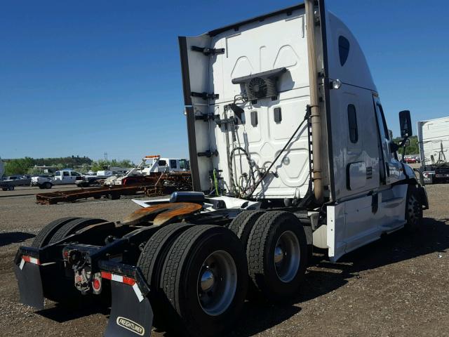 3AKJGLDR1HSJC3223 - 2017 FREIGHTLINER CASCADIA 1 WHITE photo 4