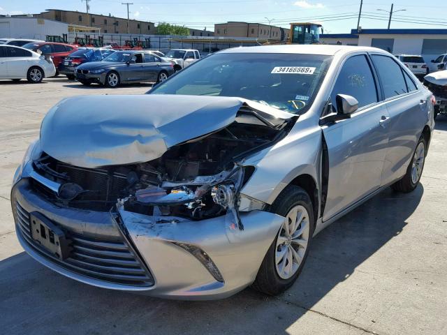 4T1BF1FK9HU803816 - 2017 TOYOTA CAMRY LE SILVER photo 2