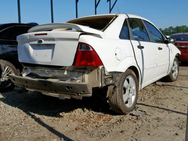 1FAHP34N27W186630 - 2007 FORD FOCUS ZX4 WHITE photo 4