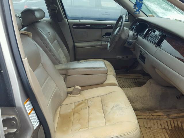 1LNHM81W51Y679822 - 2001 LINCOLN TOWN CAR E TAN photo 5