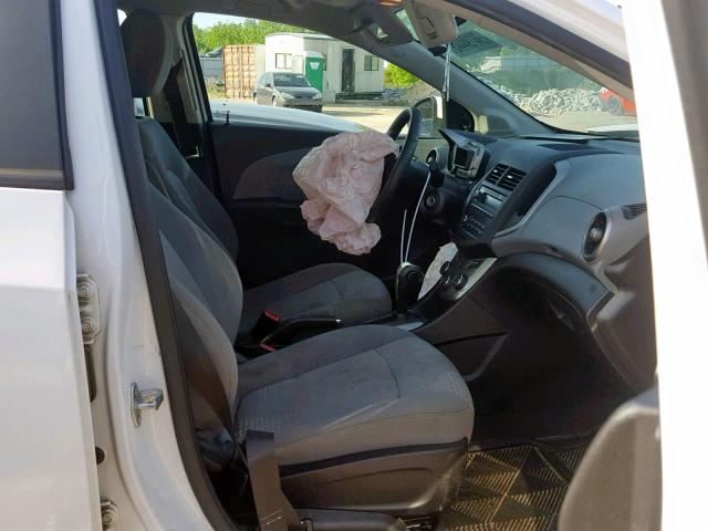 1G1JA6SH6E4210375 - 2014 CHEVROLET SONIC LS WHITE photo 5