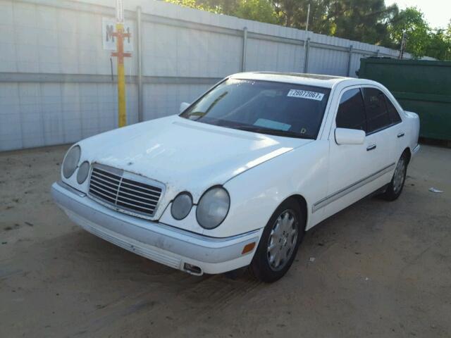 WDBJF55F8VA345810 - 1997 MERCEDES-BENZ E 320 WHITE photo 2