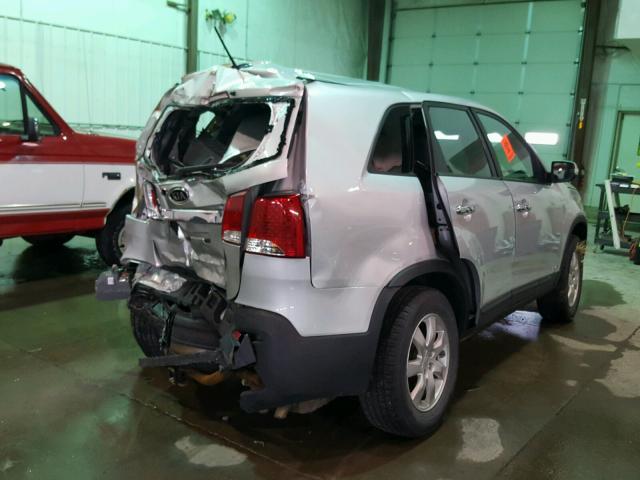 5XYKTCA17BG012751 - 2011 KIA SORENTO BA SILVER photo 4