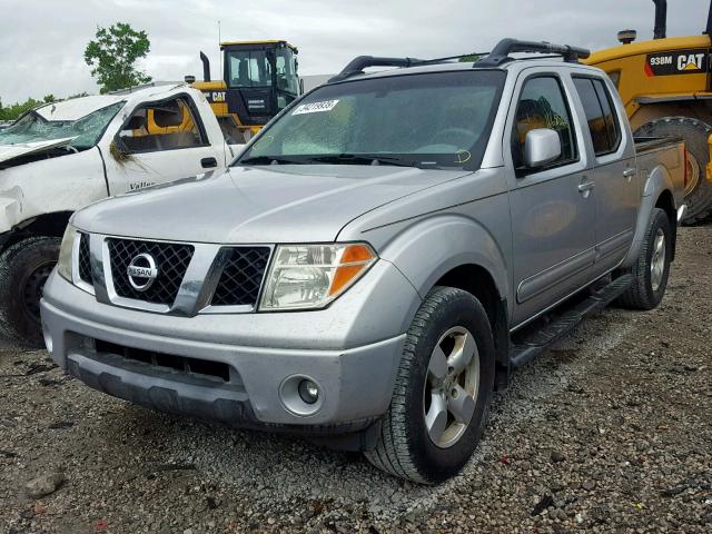 1N6AD07U56C405308 - 2006 NISSAN FRONTIER C SILVER photo 2