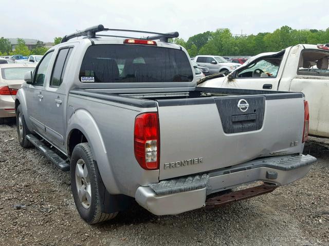 1N6AD07U56C405308 - 2006 NISSAN FRONTIER C SILVER photo 3