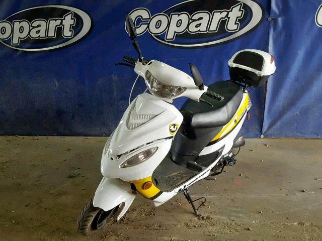 LL0TCAPH1JY783425 - 2017 YMST SCOOTER WHITE photo 2