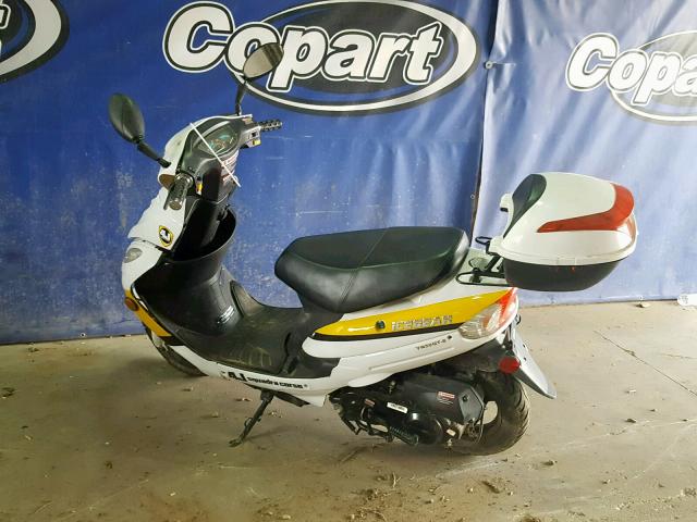 LL0TCAPH1JY783425 - 2017 YMST SCOOTER WHITE photo 3