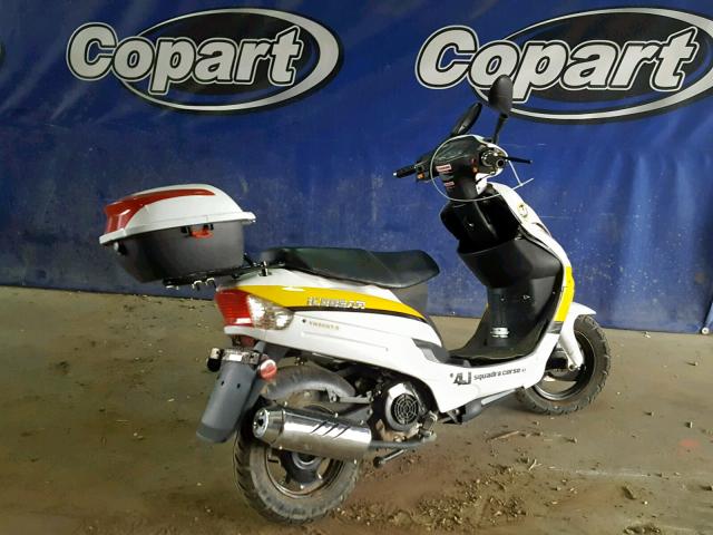 LL0TCAPH1JY783425 - 2017 YMST SCOOTER WHITE photo 4