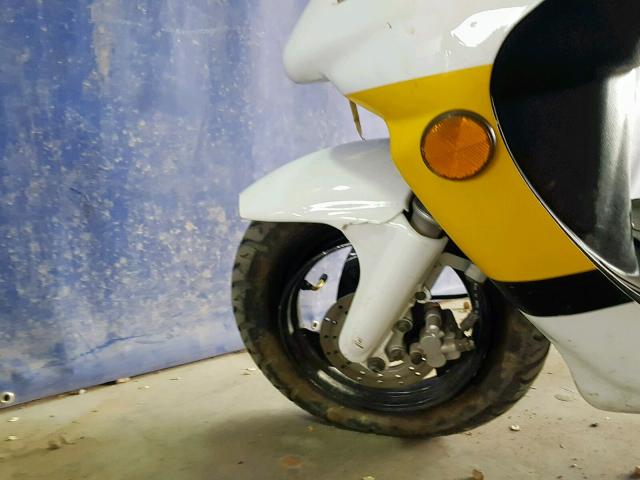 LL0TCAPH1JY783425 - 2017 YMST SCOOTER WHITE photo 9