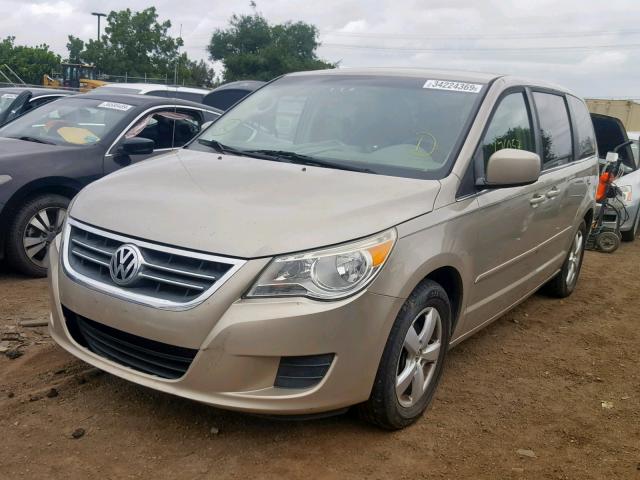 2V8HW34189R554545 - 2009 VOLKSWAGEN ROUTAN SE GOLD photo 2