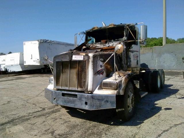 3WKDAU8X95F084630 - 2005 KENWORTH CONSTRUCTI WHITE photo 2