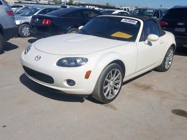 JM1NC25F160104981 - 2006 MAZDA MX-5 MIATA WHITE photo 2