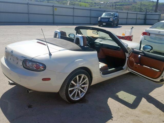 JM1NC25F160104981 - 2006 MAZDA MX-5 MIATA WHITE photo 6