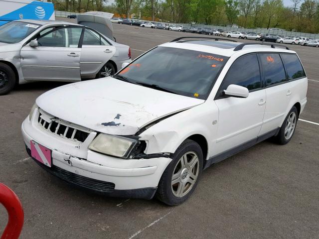 WVWVD23B6YE267466 - 2000 VOLKSWAGEN PASSAT GLX WHITE photo 2