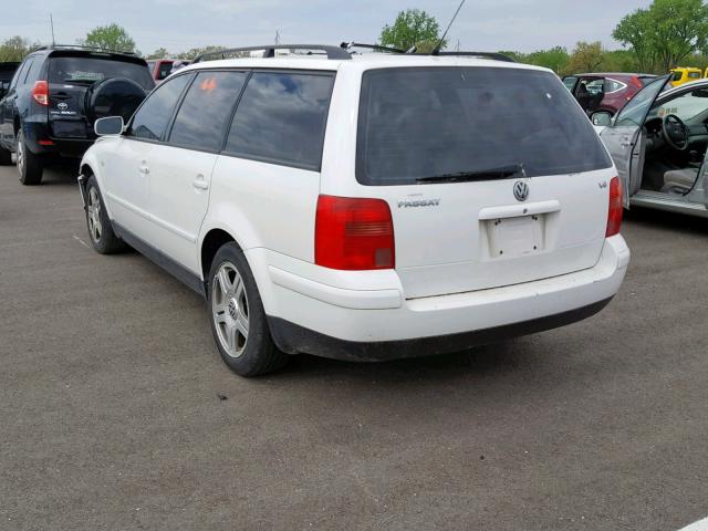 WVWVD23B6YE267466 - 2000 VOLKSWAGEN PASSAT GLX WHITE photo 3