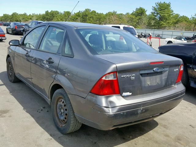 1FAFP34N46W123972 - 2006 FORD FOCUS ZX4 GRAY photo 3