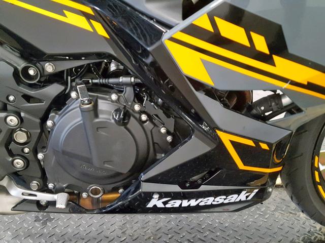 JKAEXKG17JDA09393 - 2018 KAWASAKI EX400 GRAY photo 5