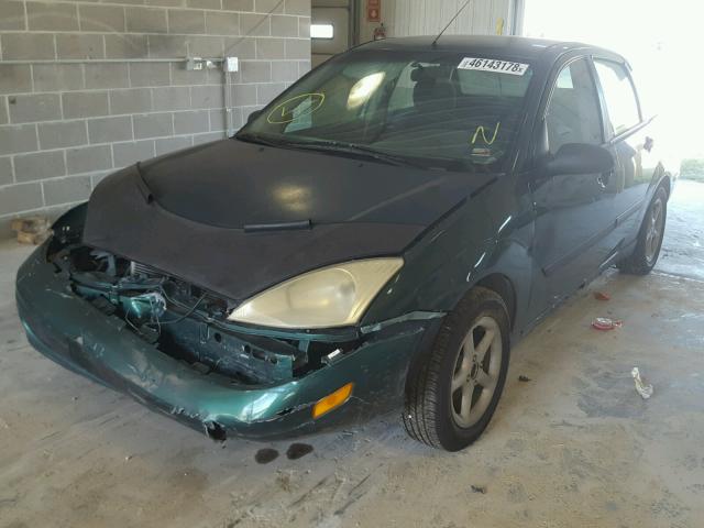 1FAFP33P5YW217753 - 2000 FORD FOCUS LX GREEN photo 2