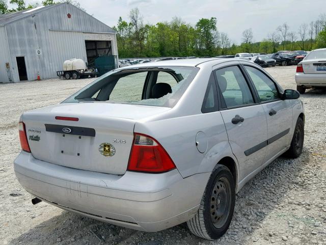 1FAFP34N65W229192 - 2005 FORD FOCUS ZX4 SILVER photo 4