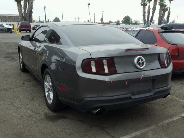 1ZVBP8AM6C5270147 - 2012 FORD MUSTANG GRAY photo 3
