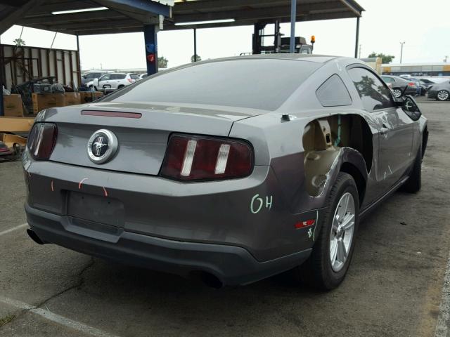 1ZVBP8AM6C5270147 - 2012 FORD MUSTANG GRAY photo 4