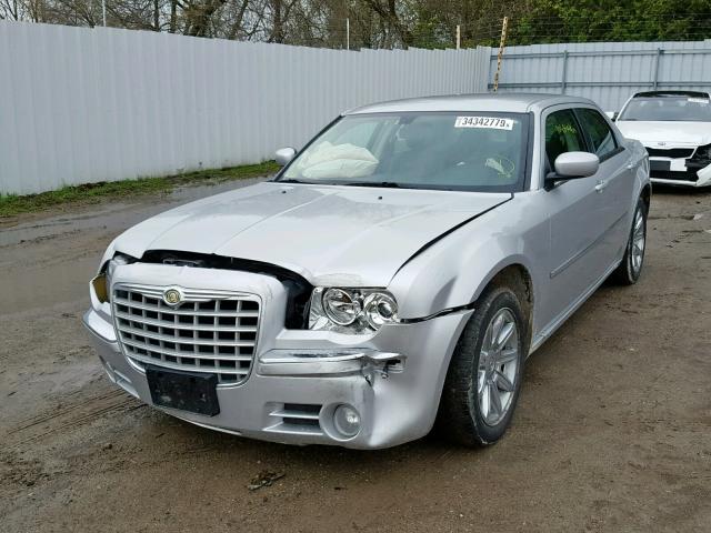 2C3LA33G38H110136 - 2008 CHRYSLER 300 LIMITE SILVER photo 2