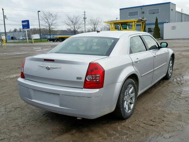 2C3LA33G38H110136 - 2008 CHRYSLER 300 LIMITE SILVER photo 4