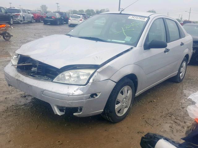 1FAFP34N06W148576 - 2006 FORD FOCUS ZX4 SILVER photo 2