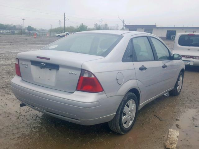 1FAFP34N06W148576 - 2006 FORD FOCUS ZX4 SILVER photo 4