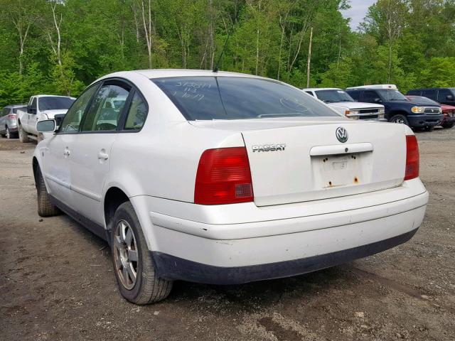 WVWMA23B8YP229360 - 2000 VOLKSWAGEN PASSAT GLS WHITE photo 3