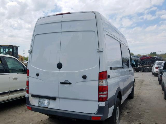 WD4PE7CC8B5521011 - 2011 MERCEDES-BENZ SPRINTER 2 WHITE photo 4