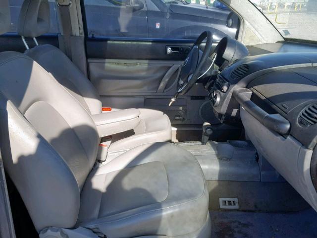 3VWCD21C2YM481185 - 2000 VOLKSWAGEN NEW BEETLE შავი ფოტო 5