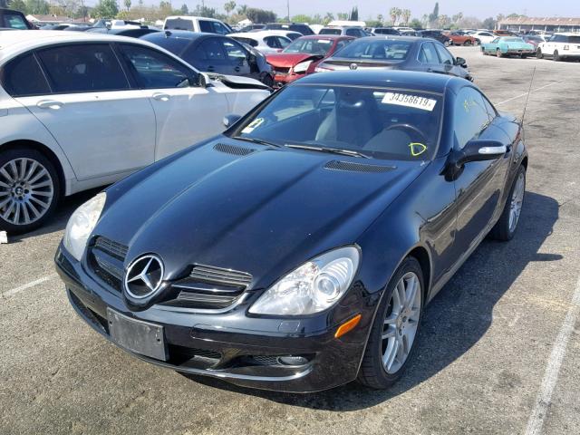 WDBWK54F28F188639 - 2008 MERCEDES-BENZ SLK 280 BLACK photo 2