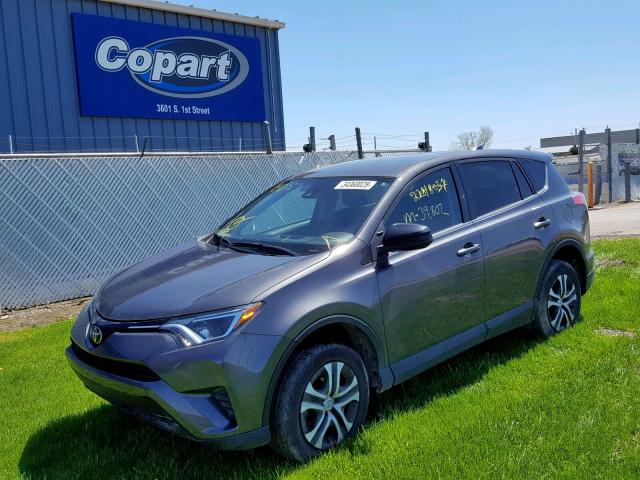 2T3BFREV0JW712120 - 2018 TOYOTA RAV4 LE GRAY photo 2