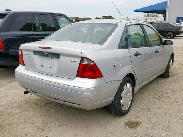 1FAFP34N45W184334 - 2005 FORD FOCUS ZX4 SILVER photo 4