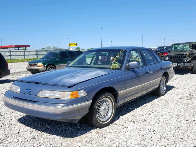 2FACP74W1NX140332 - 1992 FORD CROWN VICT GRAY photo 2