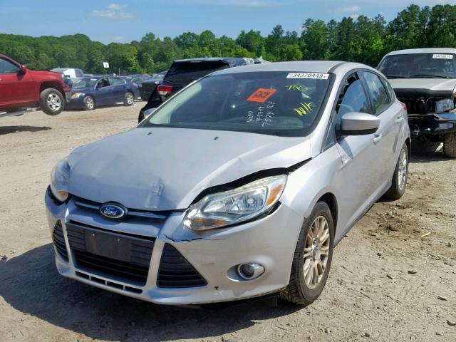 1FAHP3K24CL147574 - 2012 FORD FOCUS SE SILVER photo 2