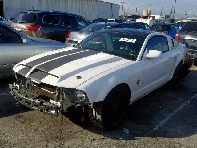 1ZVHT82H495124006 - 2009 FORD MUSTANG GT WHITE photo 2