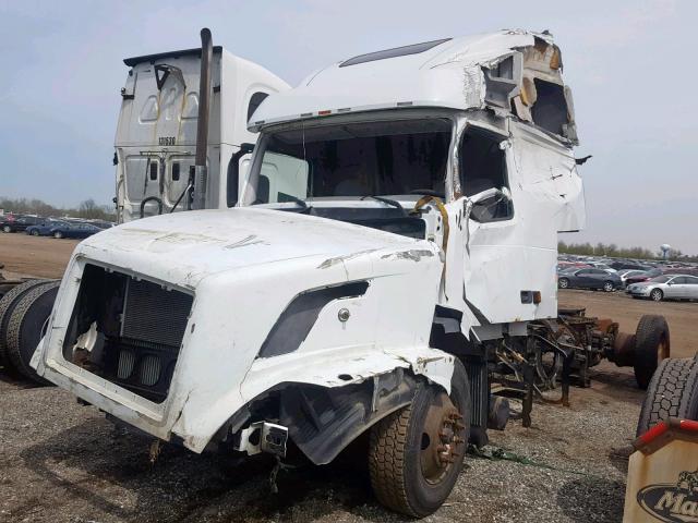 4V4NC9GH35N377644 - 2005 VOLVO VN VNL WHITE photo 2