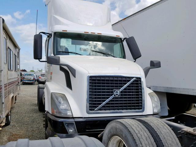 4V4NC9EH0DN143902 - 2013 VOLVO VN VNL WHITE photo 1