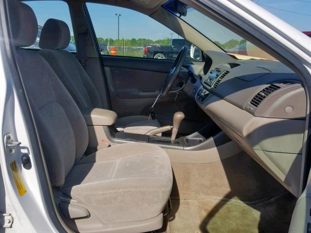 4T1BF30KX2U026090 - 2002 TOYOTA CAMRY LE WHITE photo 5