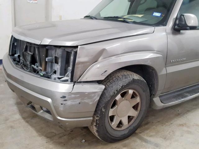 1GYEK63N22R115718 - 2002 CADILLAC ESCALADE L GOLD photo 9