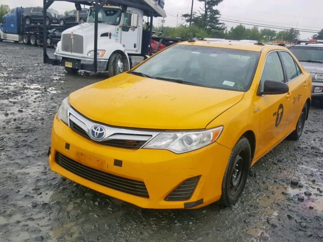 4T1BD1FK2EU100110 - 2014 TOYOTA CAMRY HYBR YELLOW photo 2