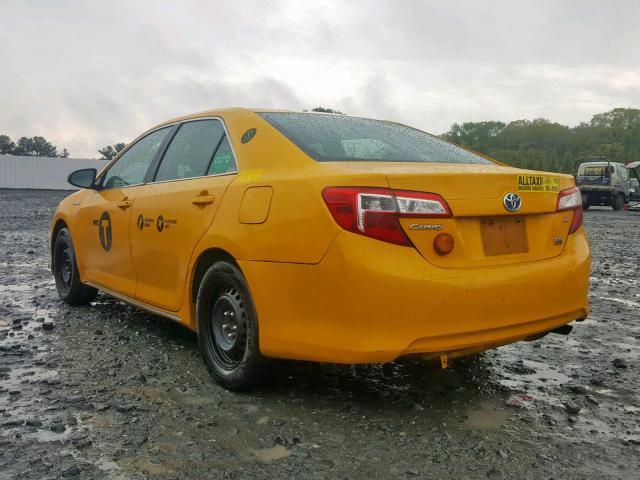 4T1BD1FK2EU100110 - 2014 TOYOTA CAMRY HYBR YELLOW photo 3