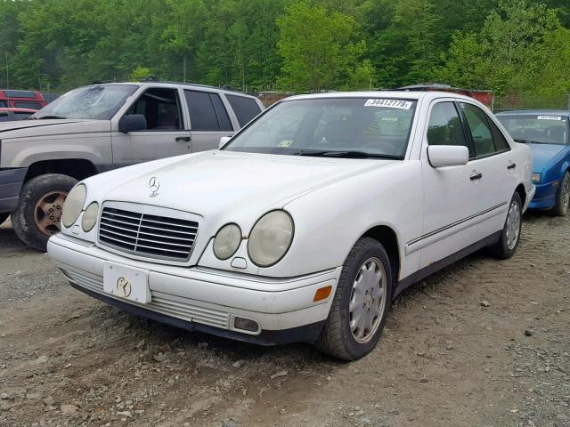 WDBJF65F0WA609612 - 1998 MERCEDES-BENZ E 320 WHITE photo 2