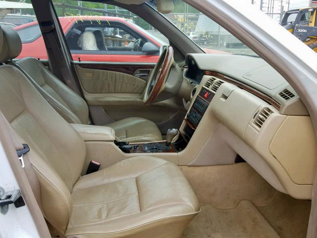 WDBJF65F0WA609612 - 1998 MERCEDES-BENZ E 320 WHITE photo 5