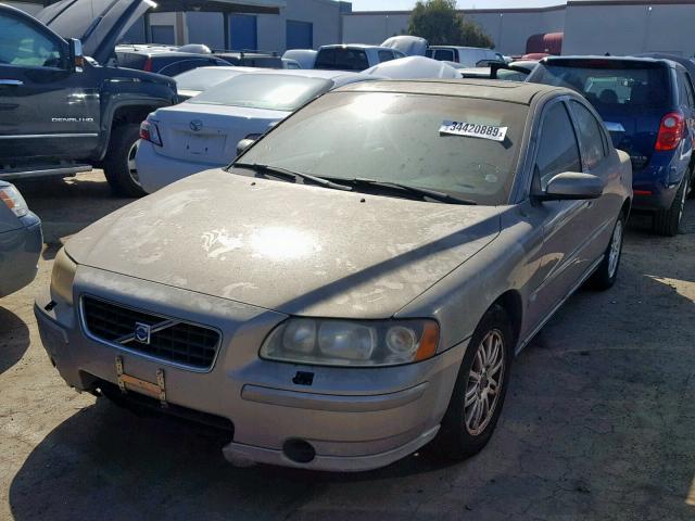 YV1RS640952461363 - 2005 VOLVO S60 GOLD photo 2